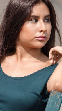 Genç erkek bekliyor