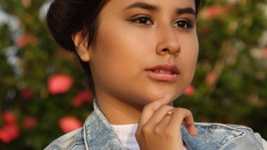 Genç kız ve karışıklık