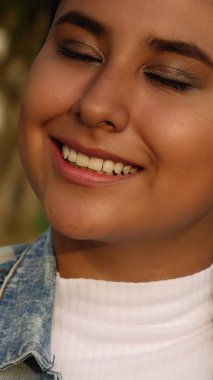 Gözleri kapalı bir kız