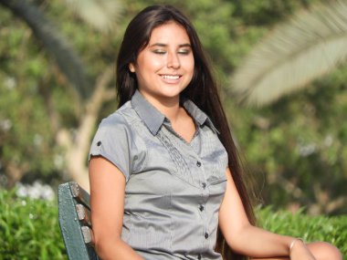 Gözleri kapalı olan genç kadın Teen