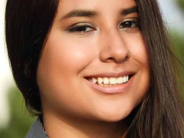 Mutlu bir yüz ile güzel kadın