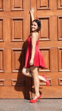 Güzel genç kadın etek giyiyor