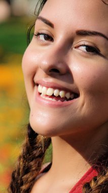 Gülümseyen bir insan