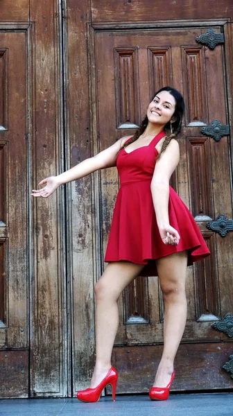 Ragazza adolescente vestito rosso e tacchi — Foto Stock