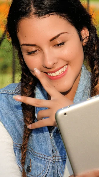 Hispanic tienermeisje met behulp van Tablet PC — Stockfoto