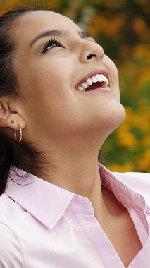 Güzel genç gülüyor