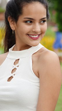 Genç kadın ve mutluluk