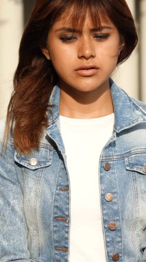 Mutsuz güzel kadın