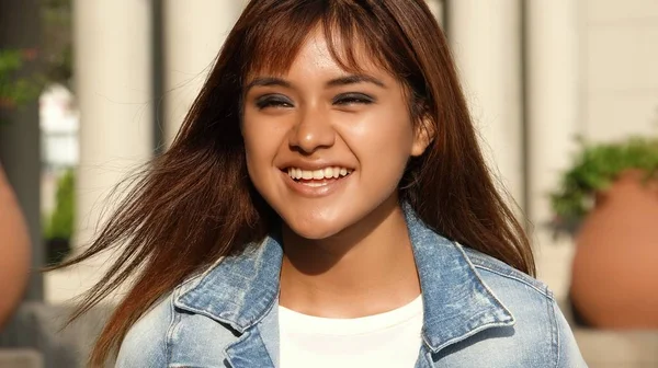 Genç erkek eğleniyor