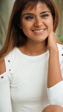 Düşünceli genç Perulu kadın