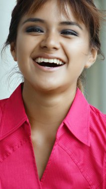 Bir kadın gülüyor