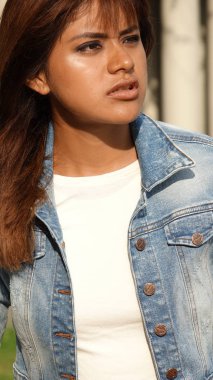 Endişe verici bir kadın