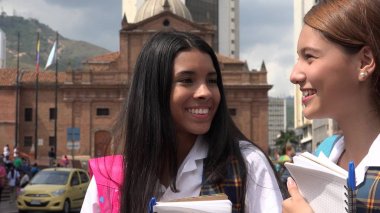 Çeşitli mutlu okul kız