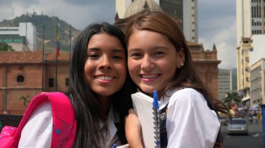 Mutlu arkadaş ve kız öğrenci