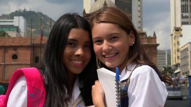 Mutlu kız öğrenci gülümseyen ve dostluk