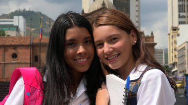 Mutlu kadın arkadaşları ve öğrencileri