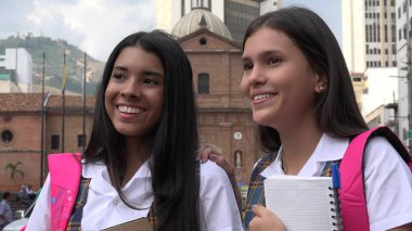 Gülümseyen İspanyol kız öğrenci