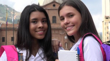 Gülümseyen kız öğrenci