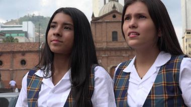 Kafası karışır veya merak kız öğrenci