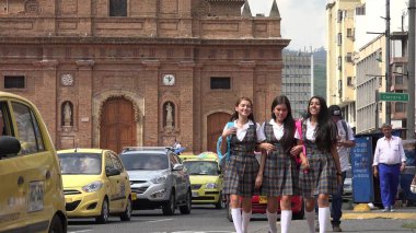 Kız öğrencilerin okuldan eve yürürken