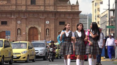 Kız öğrenci okula yakın yürüyüş