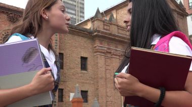 Mutsuz genç kız öğrenciler