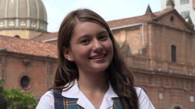 Katolik Okulu Kız gülümseyerek