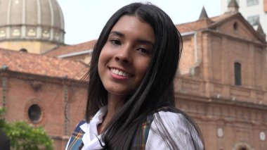 Mutlu Katolik Okulu kız