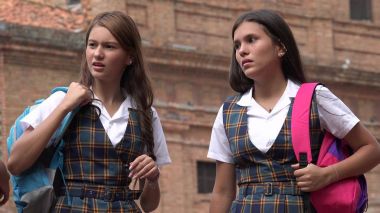 Sırt çantaları ile kız öğrenci