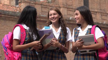 Okul kız kitap tutan üniformalı