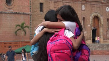 Üzgün Teen kız öğrenci sarılma