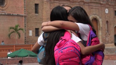 Kız öğrencilerin sarılma