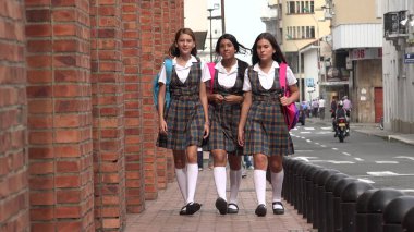 Kız öğrenci okula yürüme