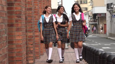 Katolik Okulu kız kaldırımda yürümek