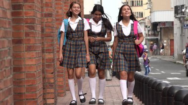 Katolik Okulu kız okula yürümek