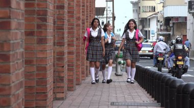 Şehir içi kız öğrenci