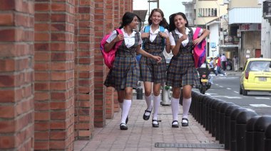 Heyecanlı Bayan lise öğrencileri