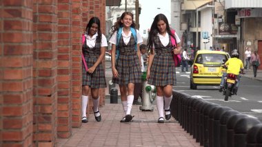 Katolik Okulu Kız yürümek
