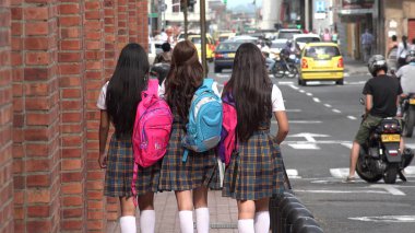 Bayan lise öğrencileri ile sırt çantaları