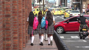 Bookbags olan genç öğrenciler