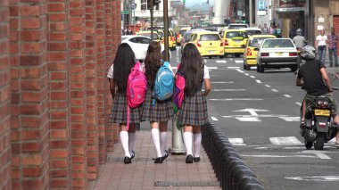 lise öğrencileri ile sırt çantaları