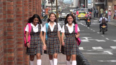 Şehir merkezine yürüme mutlu kız öğrenci