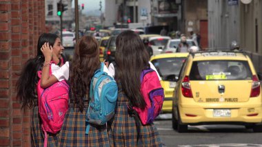 İç şehir okul çocukları okula yürüme