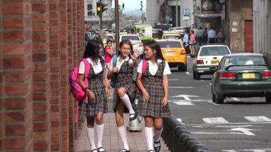 Kız Teen öğrenci eğleniyor