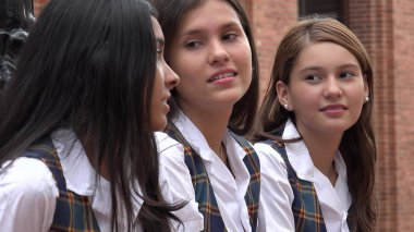 Birlikte oturan kadın gençler