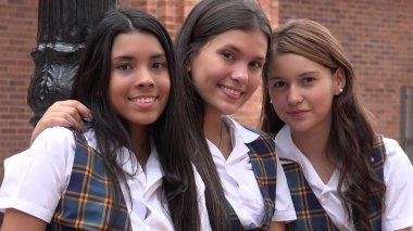 İnsanlar gülümseyen ve kadın arkadaşlık