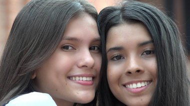 Gülümseyen insanlar mutlu gençler