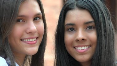 Çeşitlilik gülümseyen güzel kadın gençler