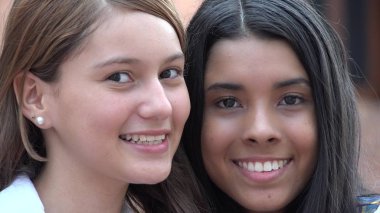 Gülümseyen mutlu insanlar