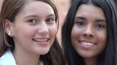 Gülümseyen güzel yüzler